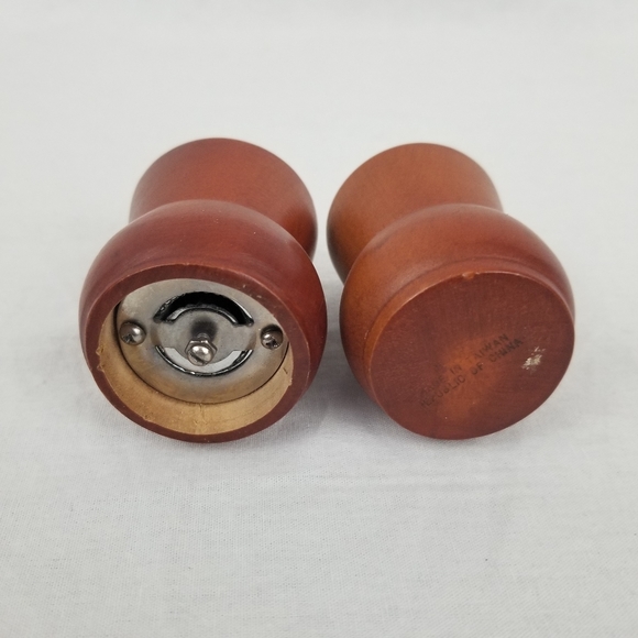 Vintage Wood Salt & Pepper shakers - Picture 2 of 12